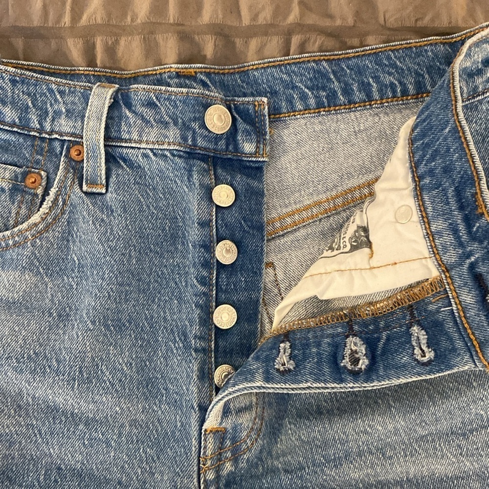 Levi's Women's 501 Original Shorts, Jazz Solo-Medium Indigo, sz 28 - Picture 2 of 6